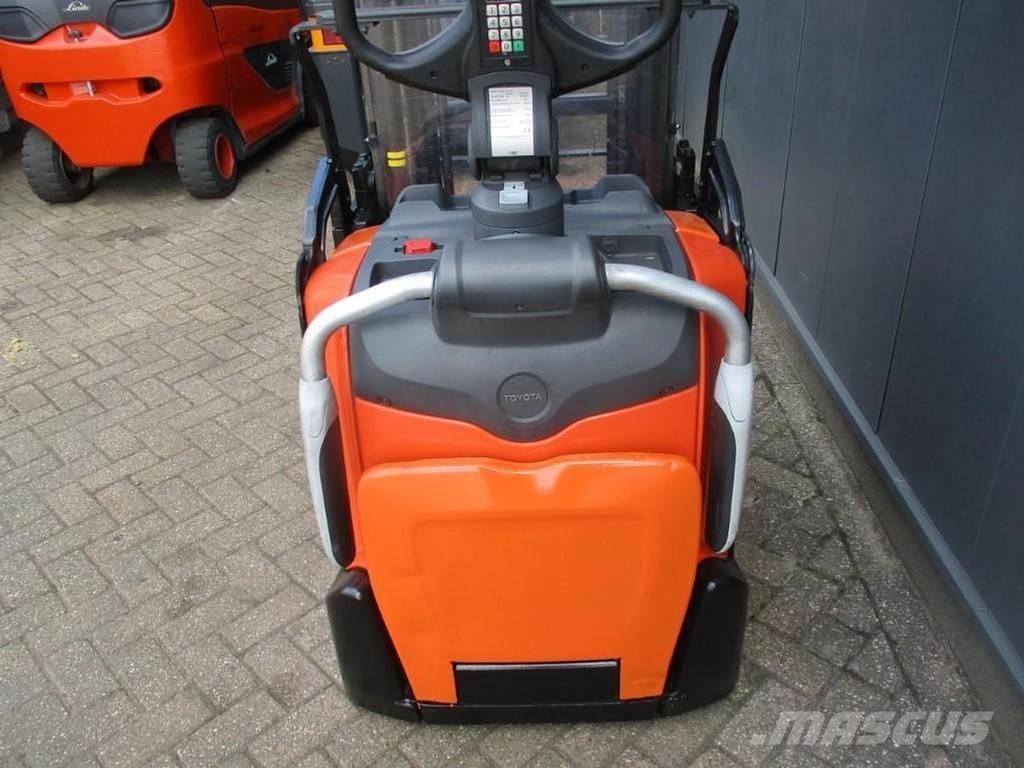 Toyota SPE 160L Pedestrian stacker