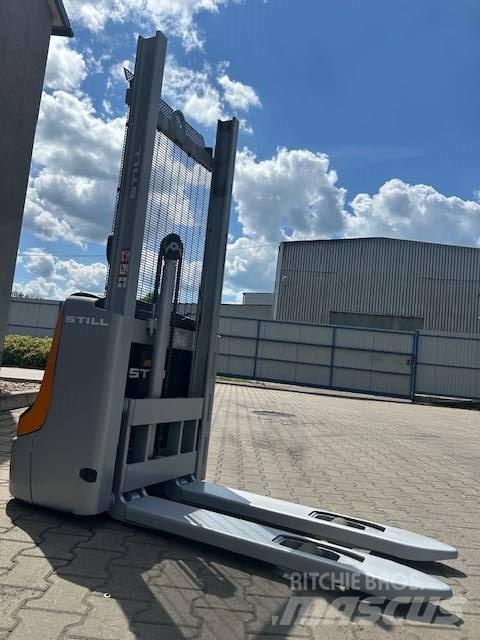 Still EXV 10 Pedestrian stacker
