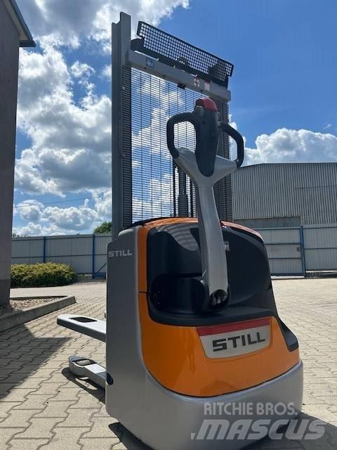 Still EXV 10 Pedestrian stacker