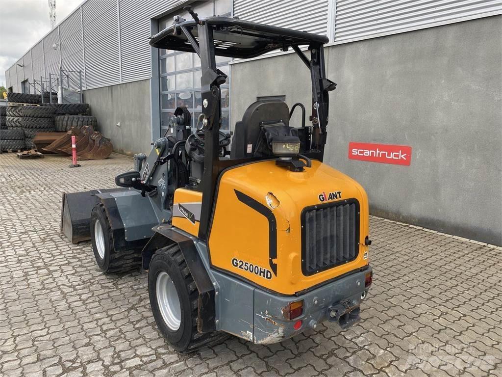 GiANT G2500HD Multi-purpose loaders