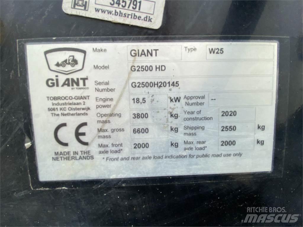 GiANT G2500HD Multi-purpose loaders
