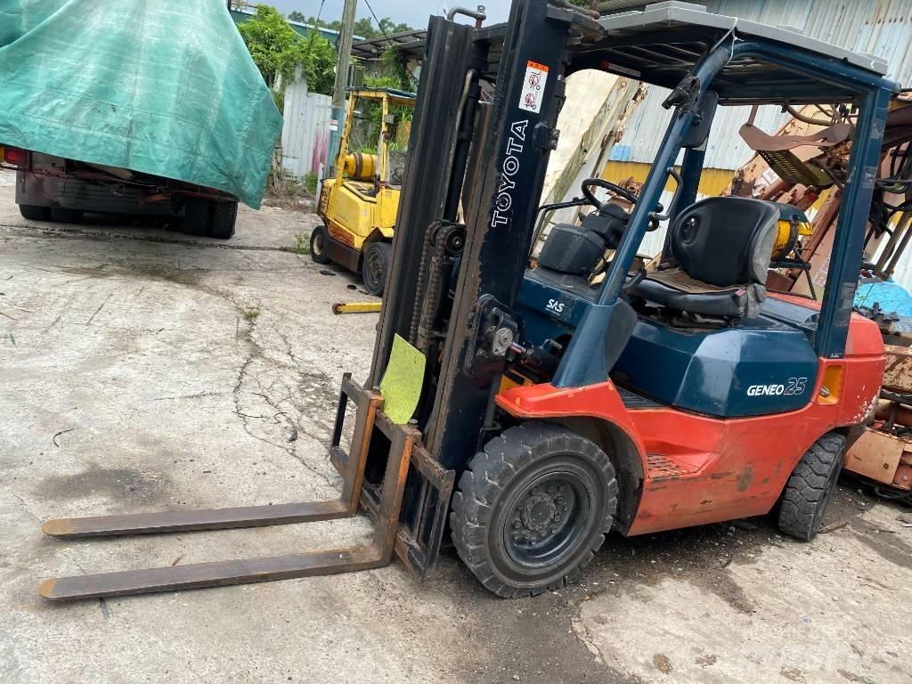 Toyota 42-7 FG 25 LPG trucks