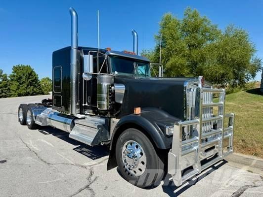 Kenworth W 900 Prime Movers