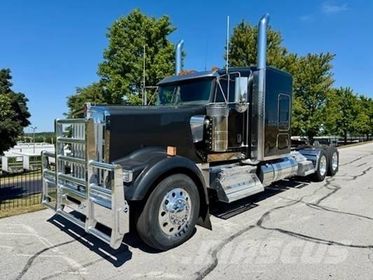 Kenworth W 900 Prime Movers