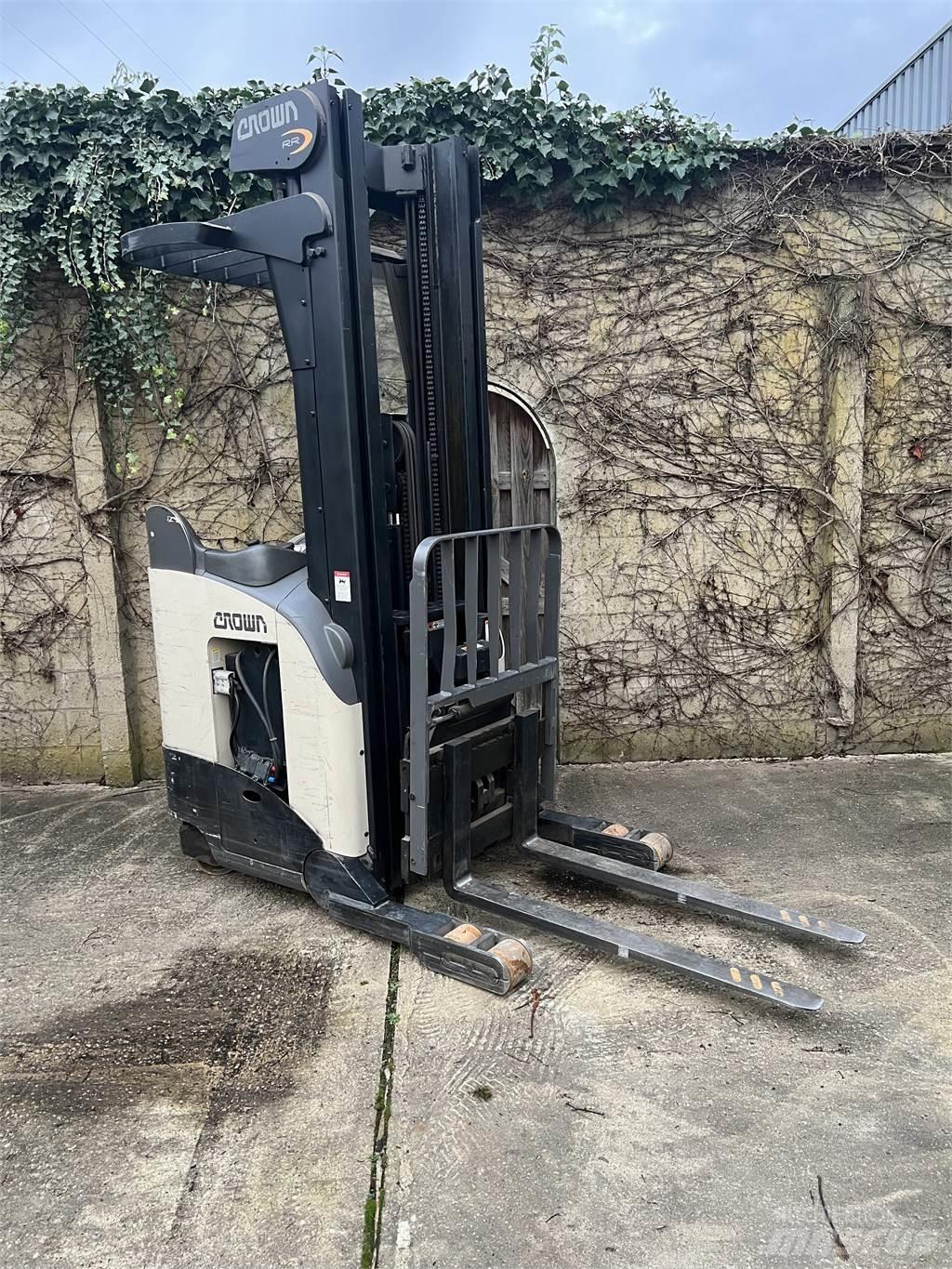 Crown RR 5220-35 Electric forklift trucks