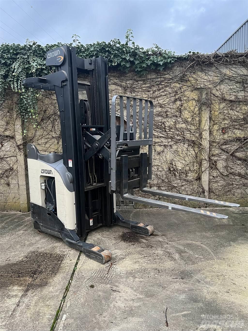 Crown RR 5220-35 Electric forklift trucks