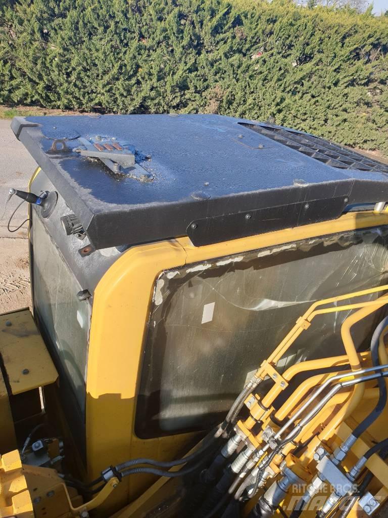 Komatsu PC490LC-11 Crawler excavators