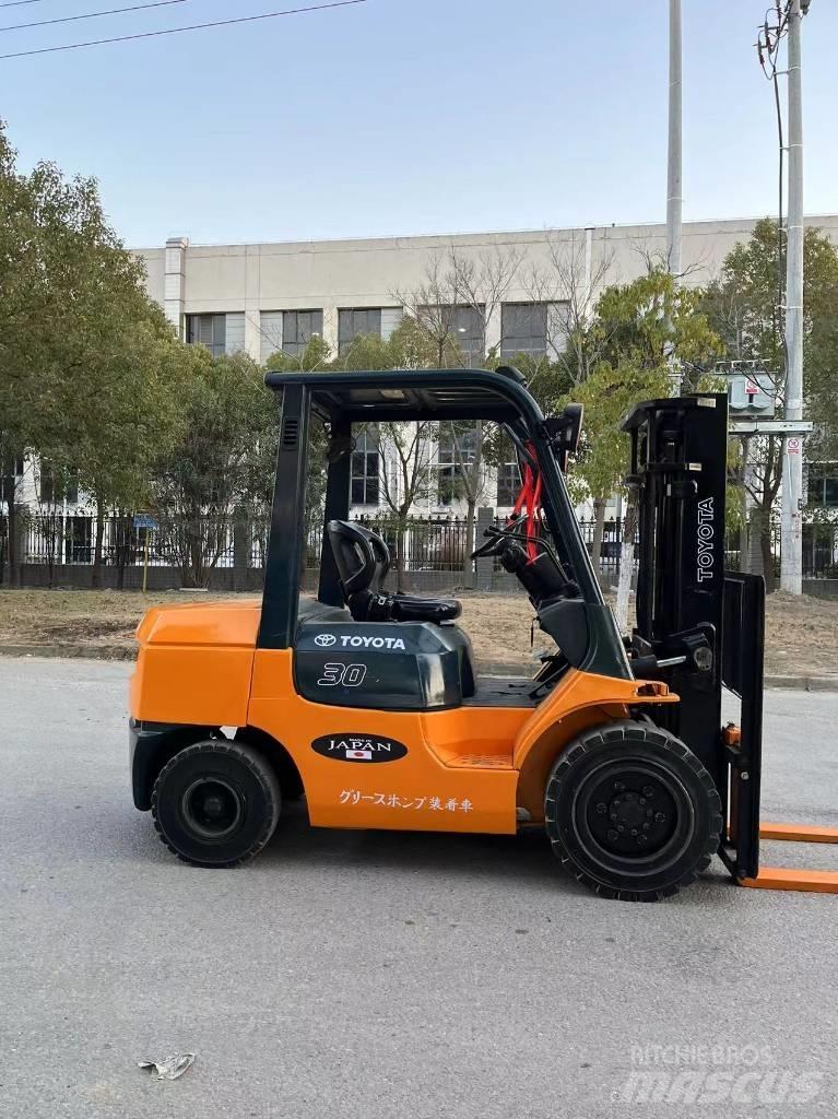Toyota 7 FDN 30 Diesel trucks