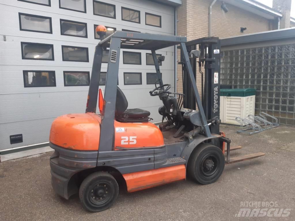 Toyota 6 FDF 25 Diesel trucks