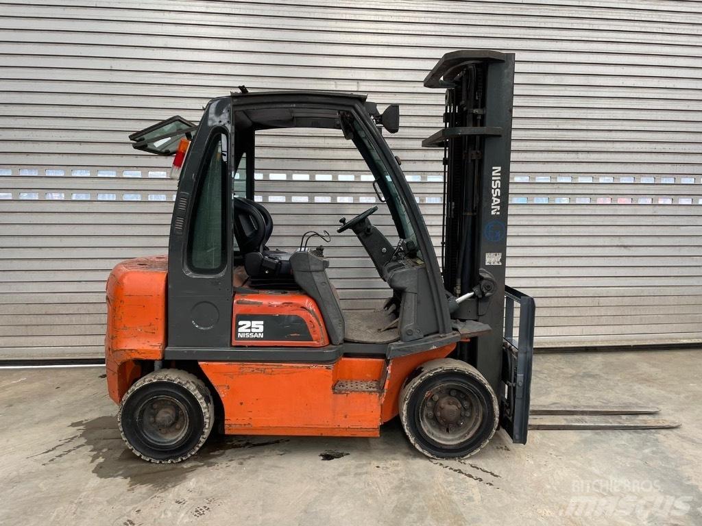 Nissan 25 Diesel trucks