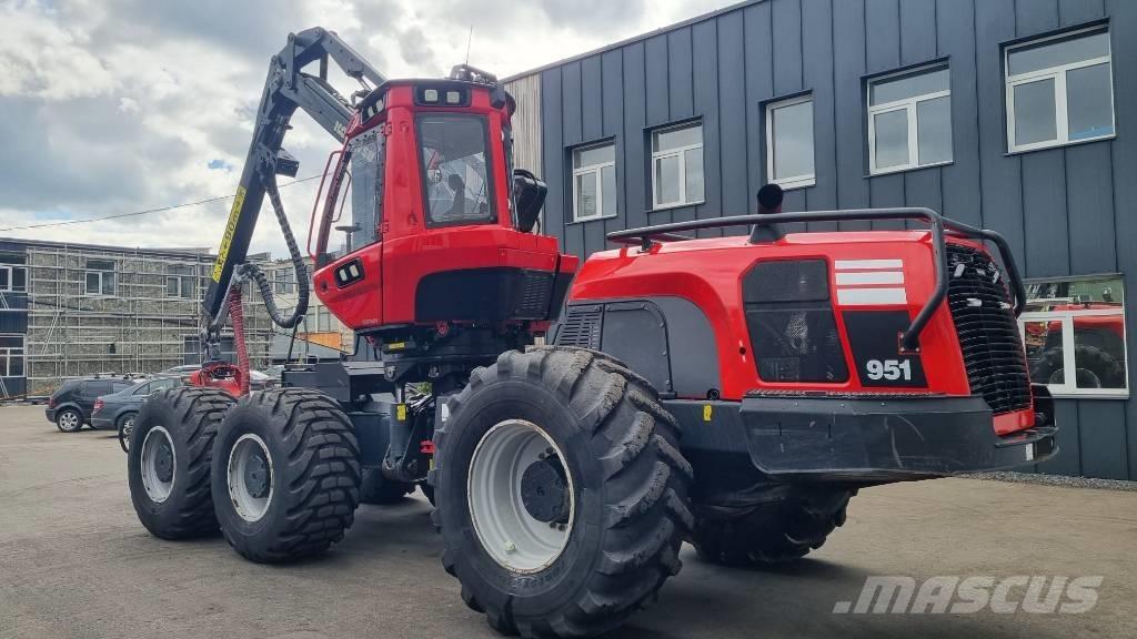 Komatsu 951 Harvesters