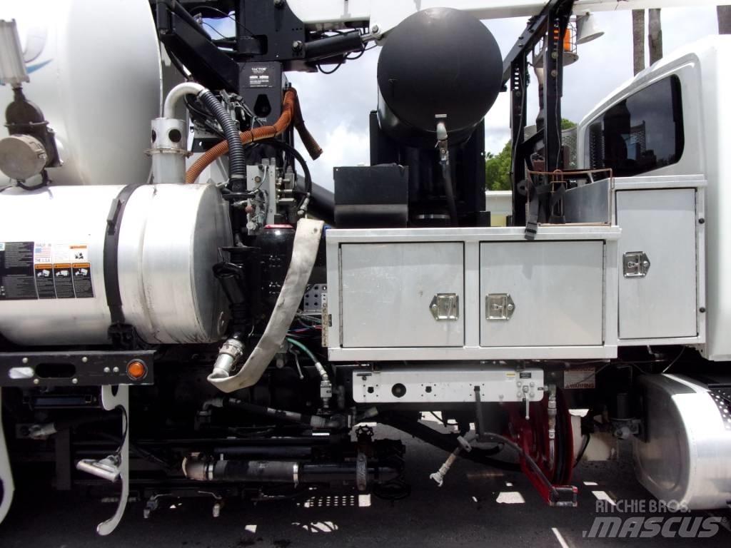 International 7500 Commercial vehicle
