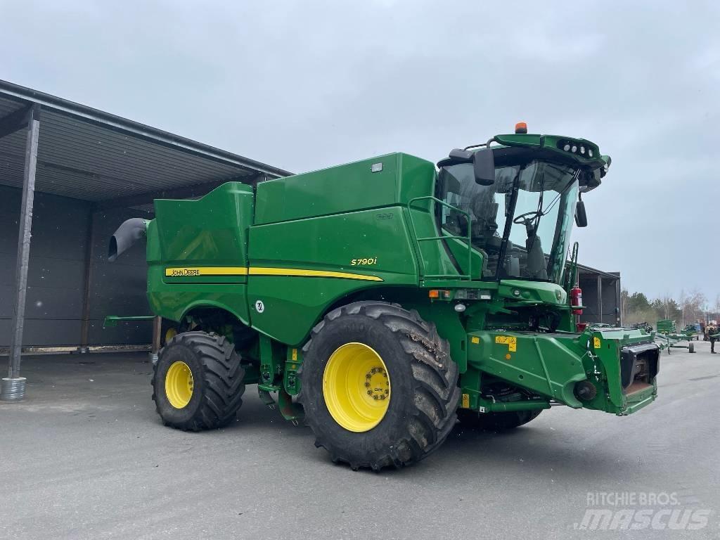 John Deere S790i Combine harvesters