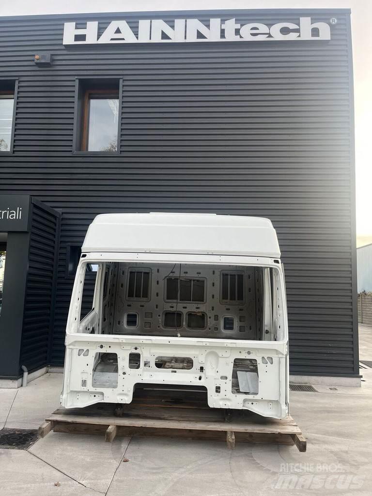 Iveco EUROSTAR Cabins and interior