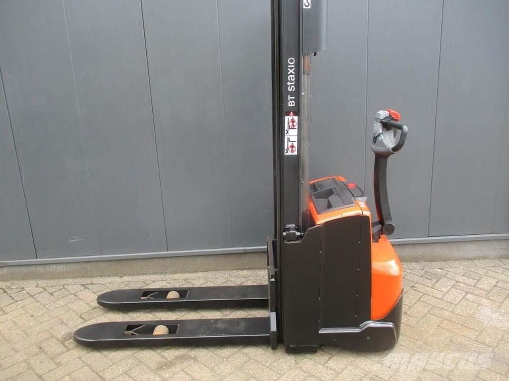 Toyota SWE 120 Pedestrian stacker