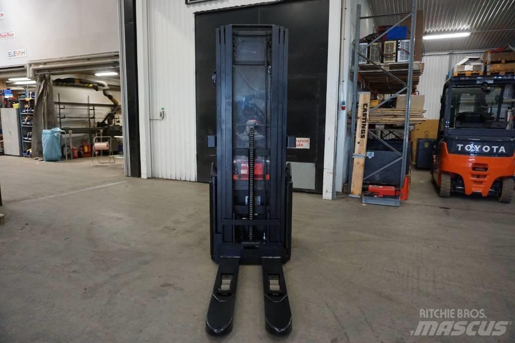 Toyota SPE120L Pedestrian stacker