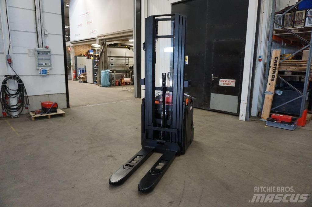 Toyota SPE120L Pedestrian stacker