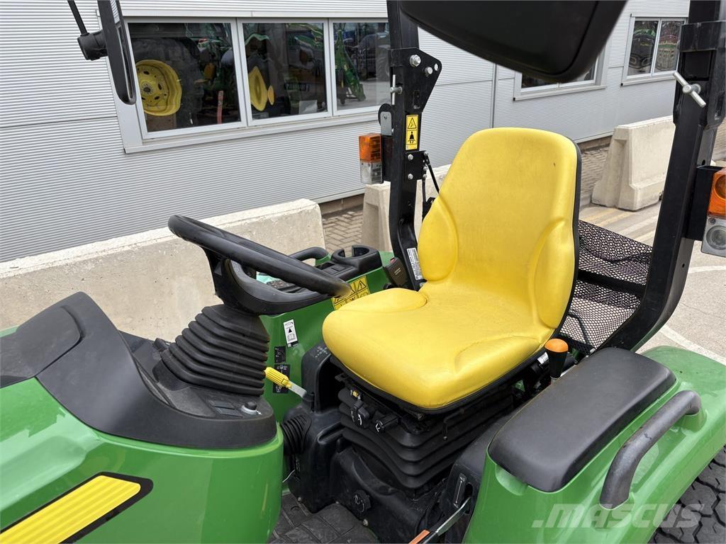 John Deere 3039R Compact tractors