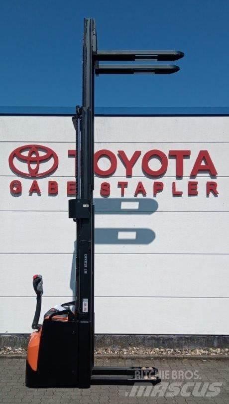 Toyota SWE160L Pedestrian stacker