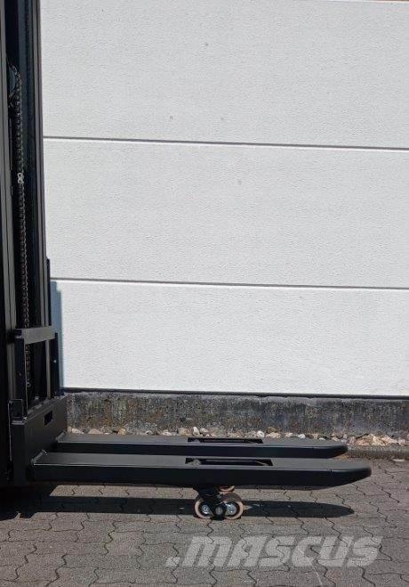 Toyota SWE160L Pedestrian stacker