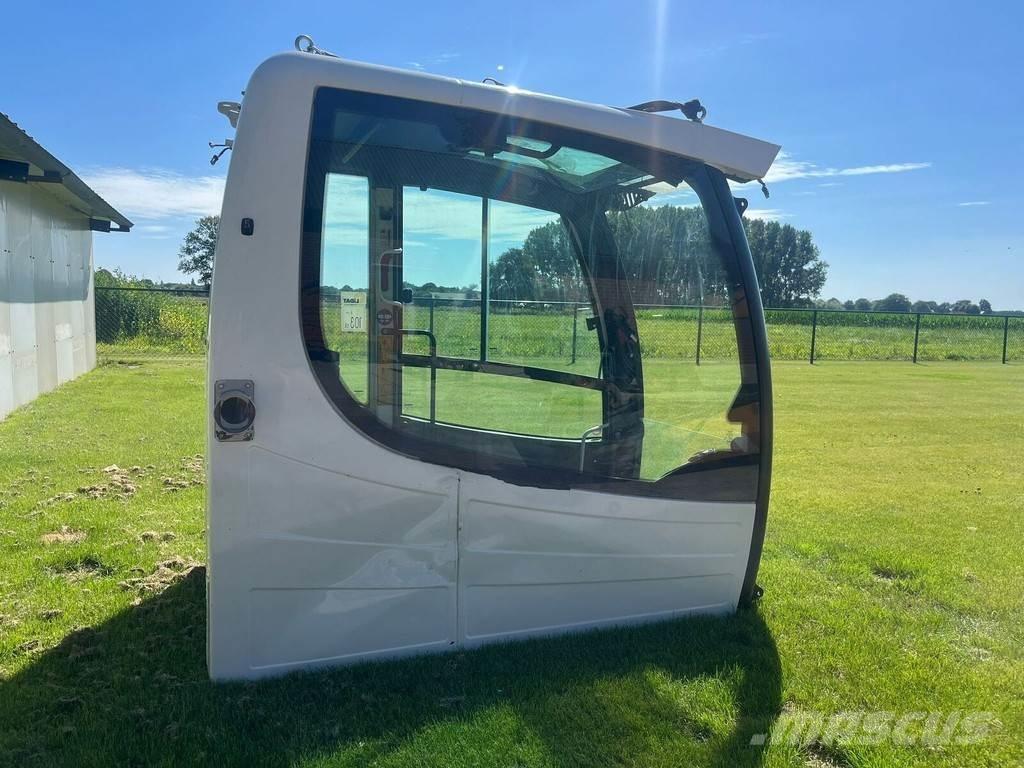 Liebherr 11407040 Cabins and interior