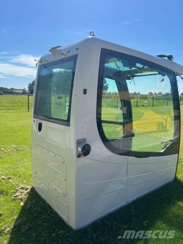 Liebherr 11407040 Cabins and interior