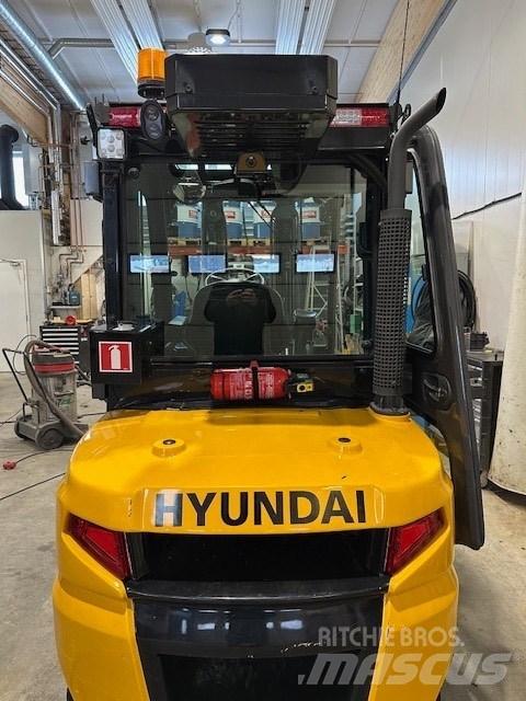 Hyundai 35 DA-9 Diesel trucks