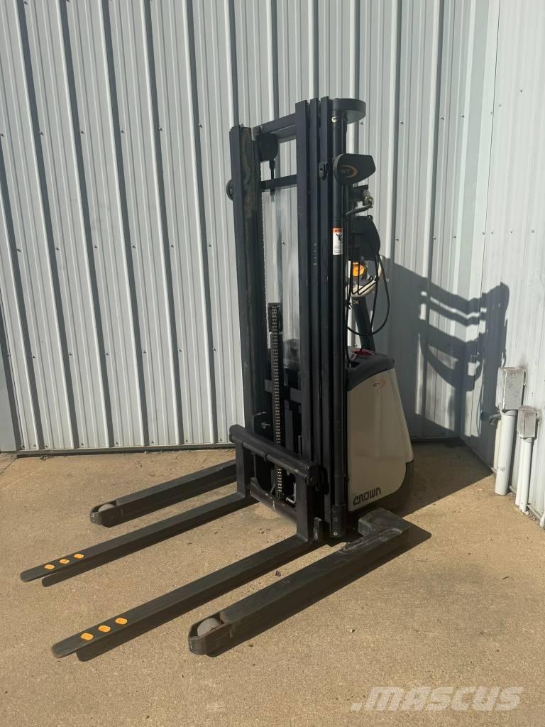Crown ST3000-25 Electric forklift trucks