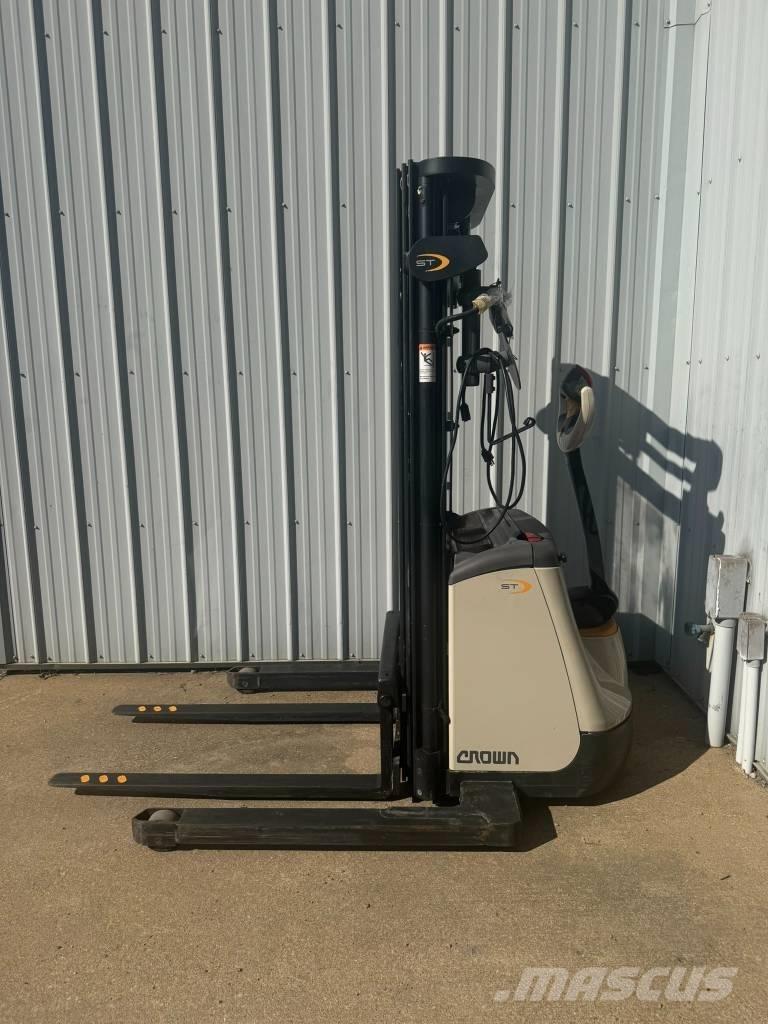 Crown ST3000-25 Electric forklift trucks