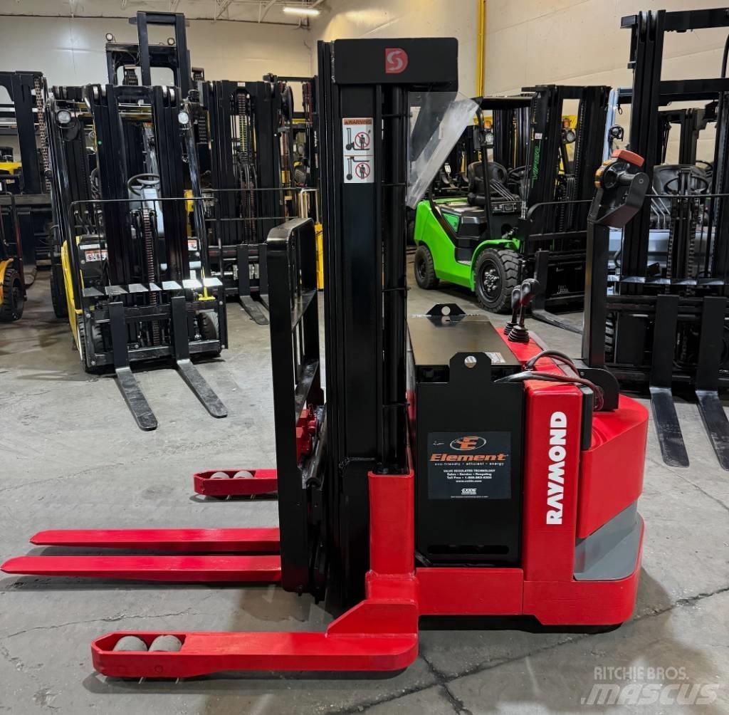 Raymond DSX040 Self propelled stackers
