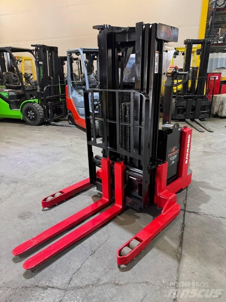 Raymond DSX040 Self propelled stackers