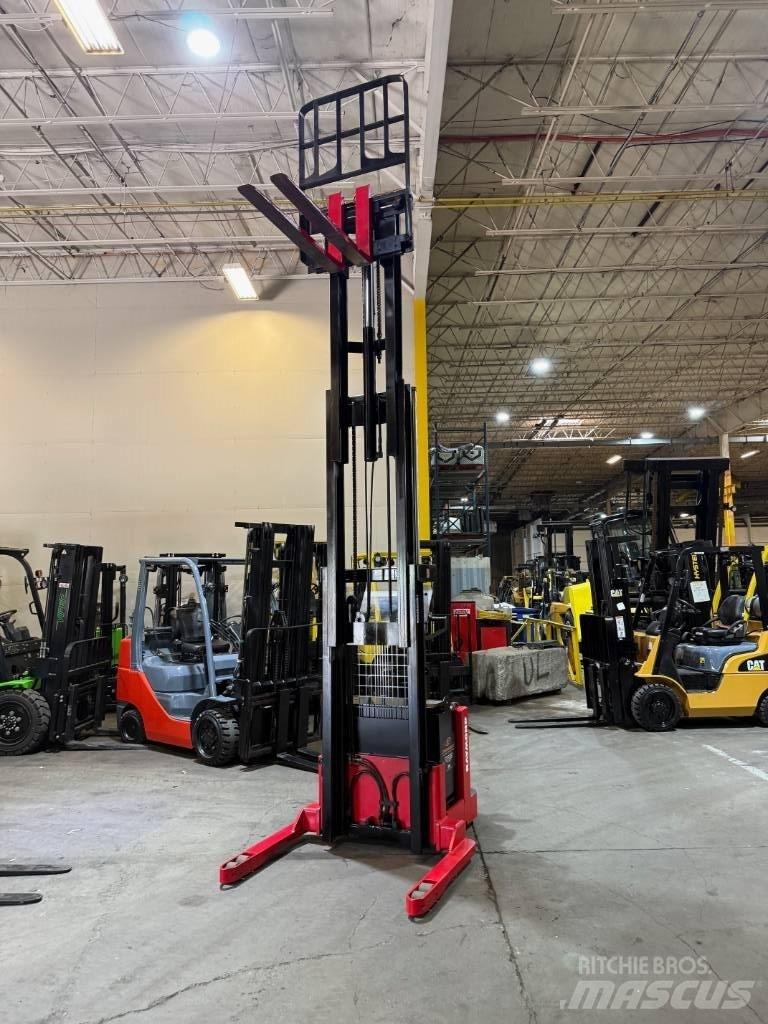 Raymond DSX040 Self propelled stackers