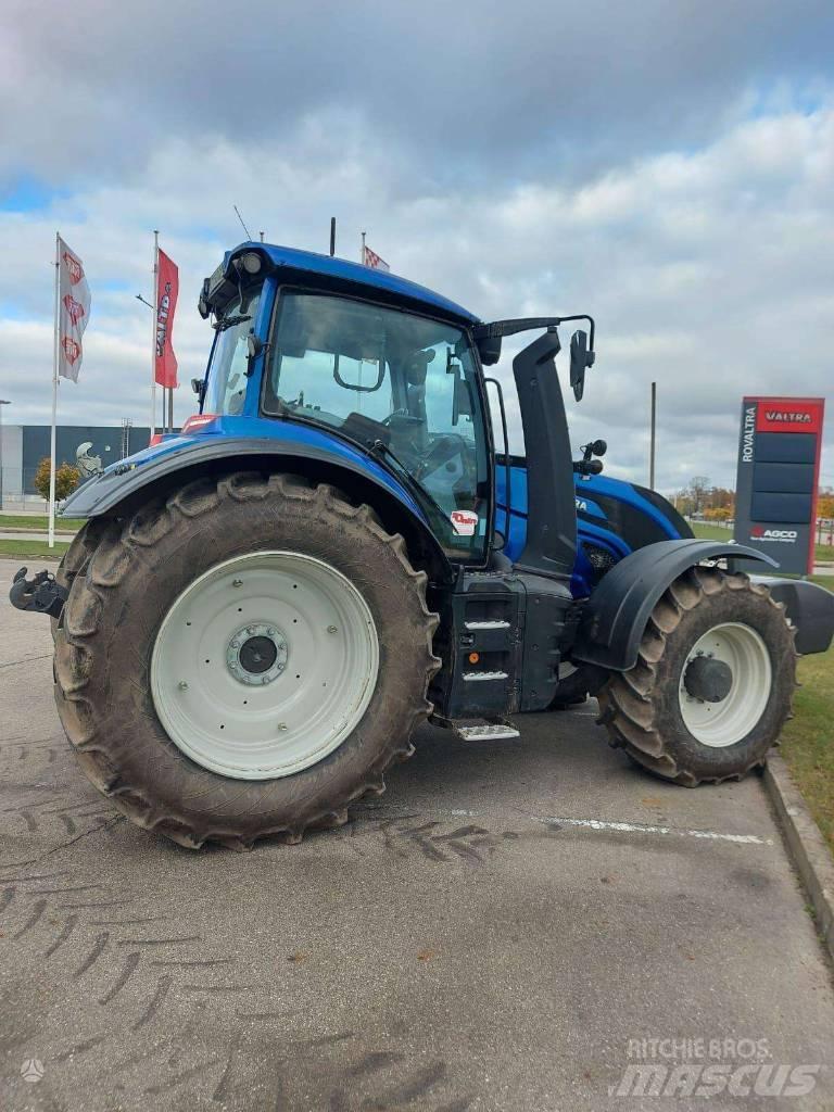 Valtra T235V Tractors