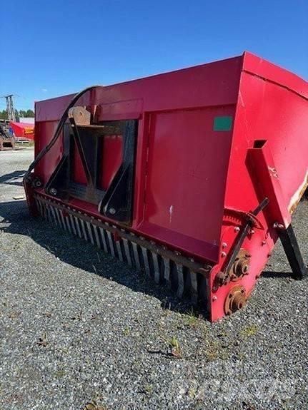 Globus 1600 Sand and salt spreaders