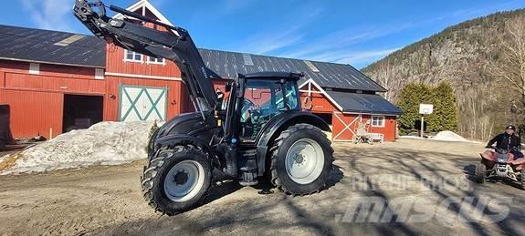 Valtra N135 Tractors