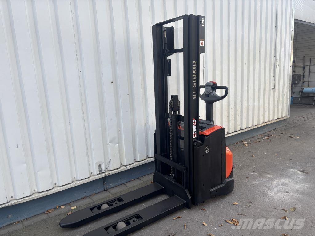 BT SWE120L Pedestrian stacker
