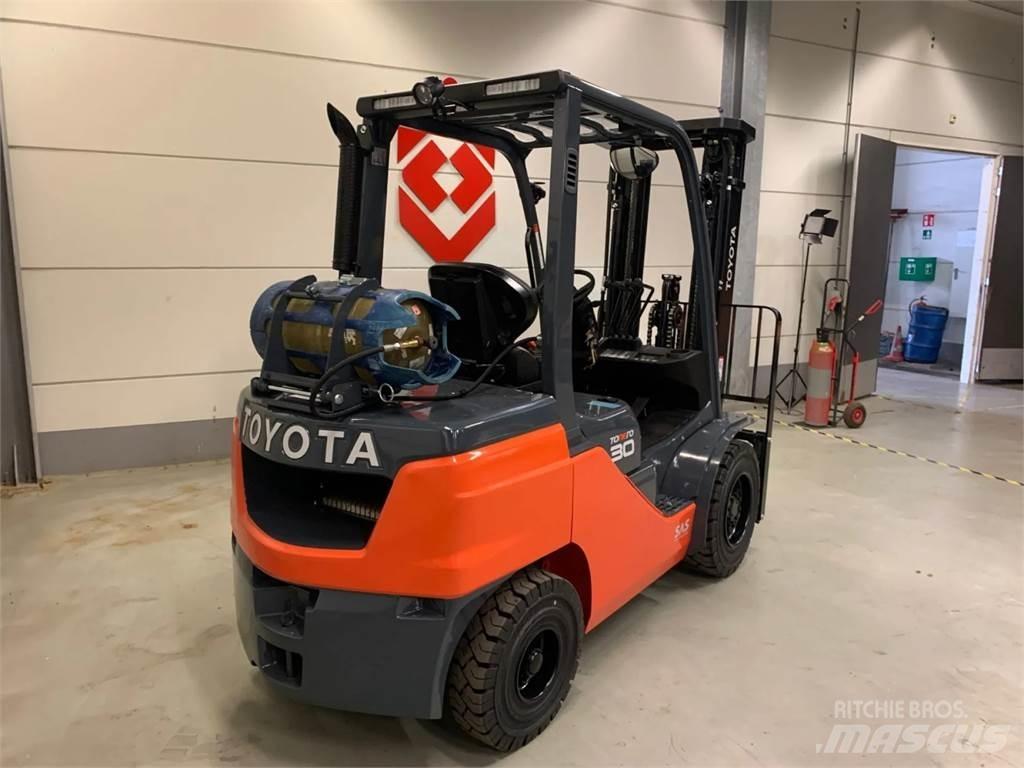 Toyota 02-8FGF30 LPG trucks