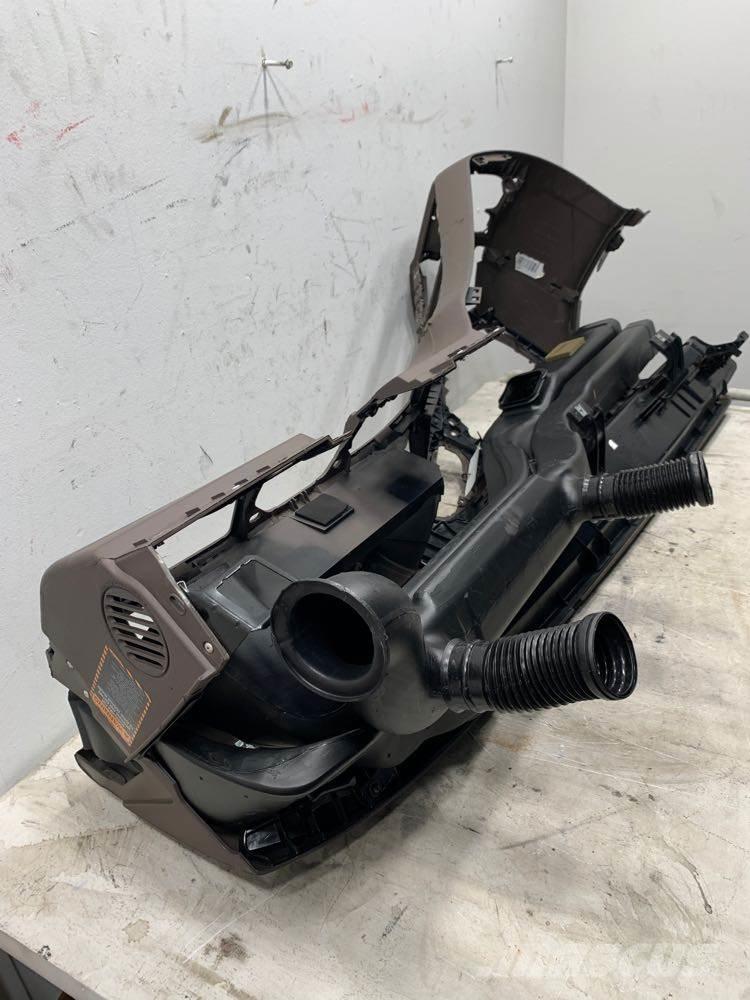 Volvo VNL Other components