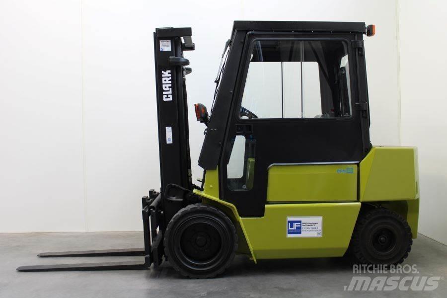 Clark DPM 30 Diesel trucks