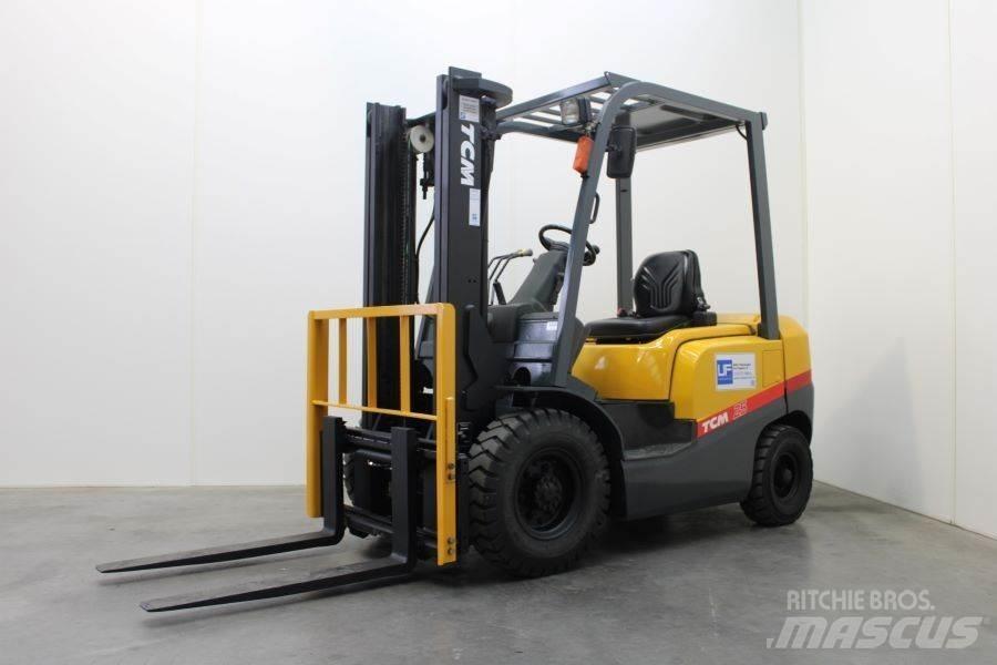TCM FD 25 T 3 Diesel trucks