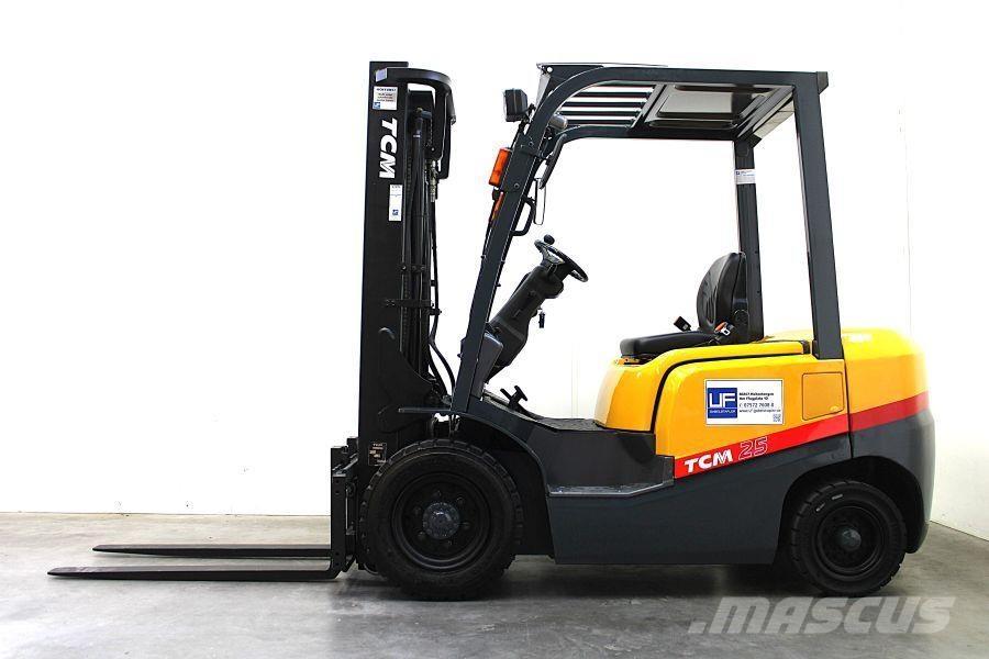 TCM FD 25 T 3 Diesel trucks