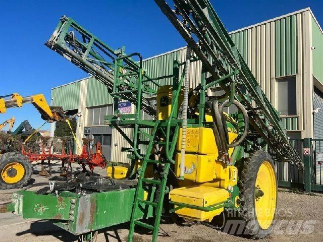 John Deere 824 SE Trailed sprayers