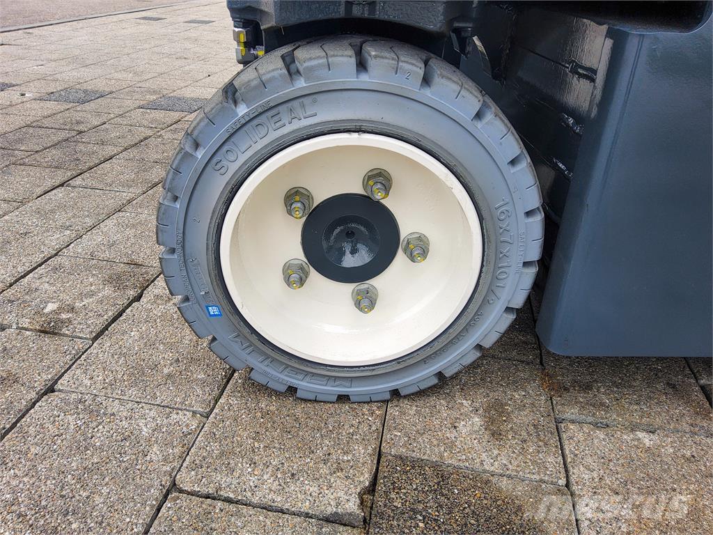 Combilift CBE 3000 4-way reach truck