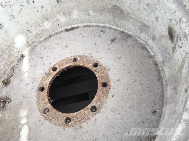  - - - 30.5  x  32 Tyres, wheels and rims