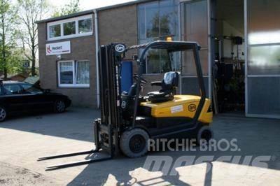 OM XE 30 ac Electric forklift trucks