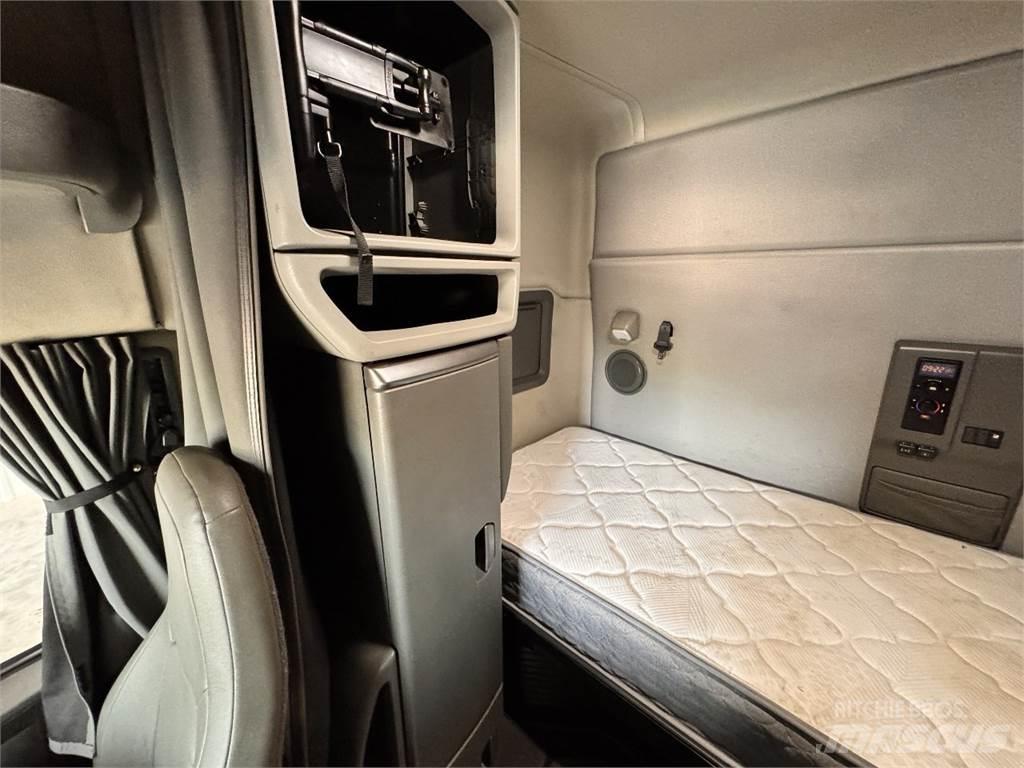 Volvo VNL64T740 Prime Movers