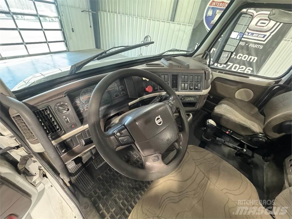 Volvo VNM64T200 Prime Movers