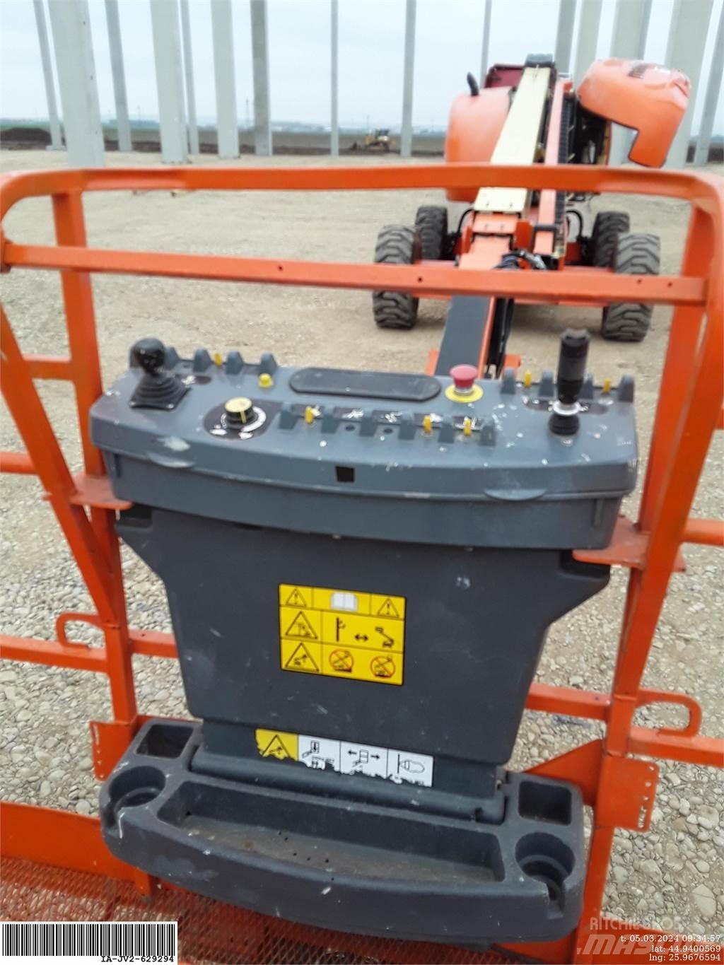 JLG 660SJ Articulated boom lifts