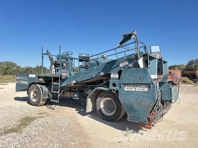  Bearcat Sand and salt spreaders