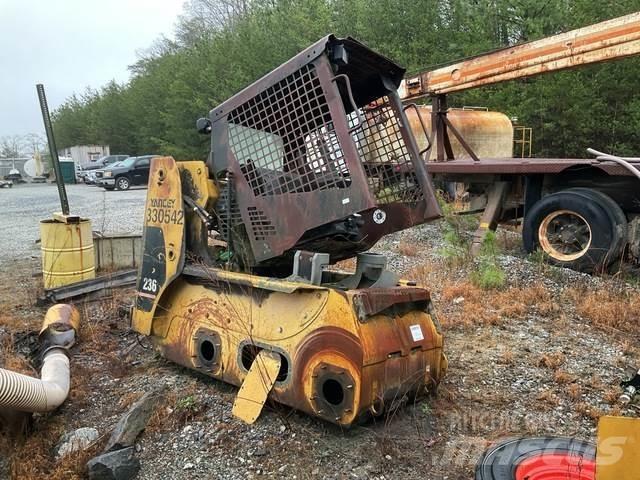 CAT 236 Skid steer loaders